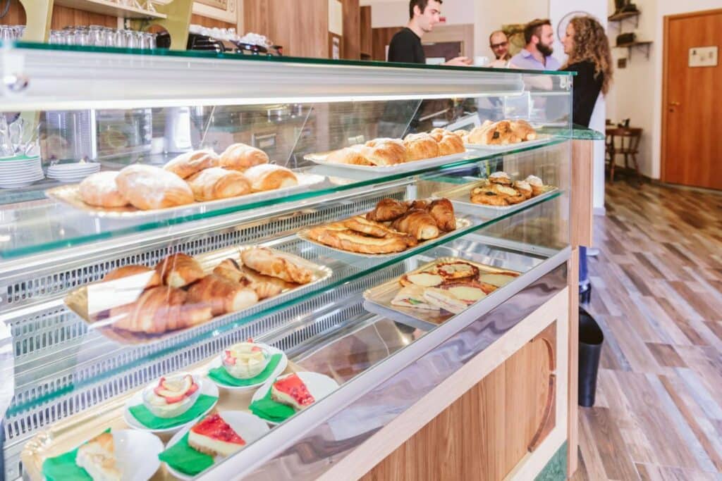 Horeca Hut | Bakery Display Counter Buying Guide for Bakeries & Cafés